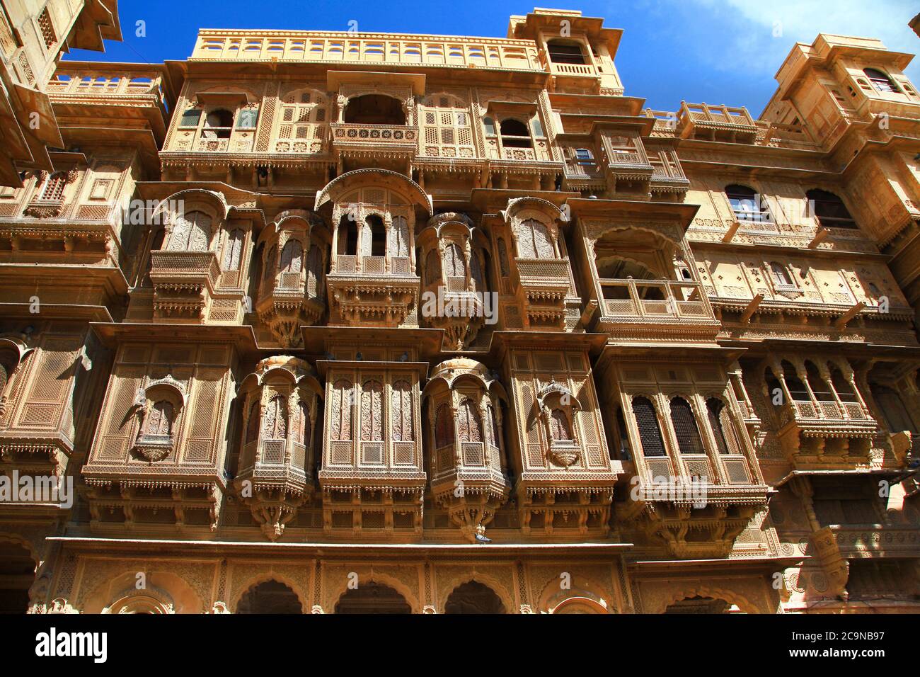 Golden City of India - wunderbare Jaisalmer mit geschnitzten traditionellen Gebäuden in Mogul-Stil. Rajastan Stockfoto