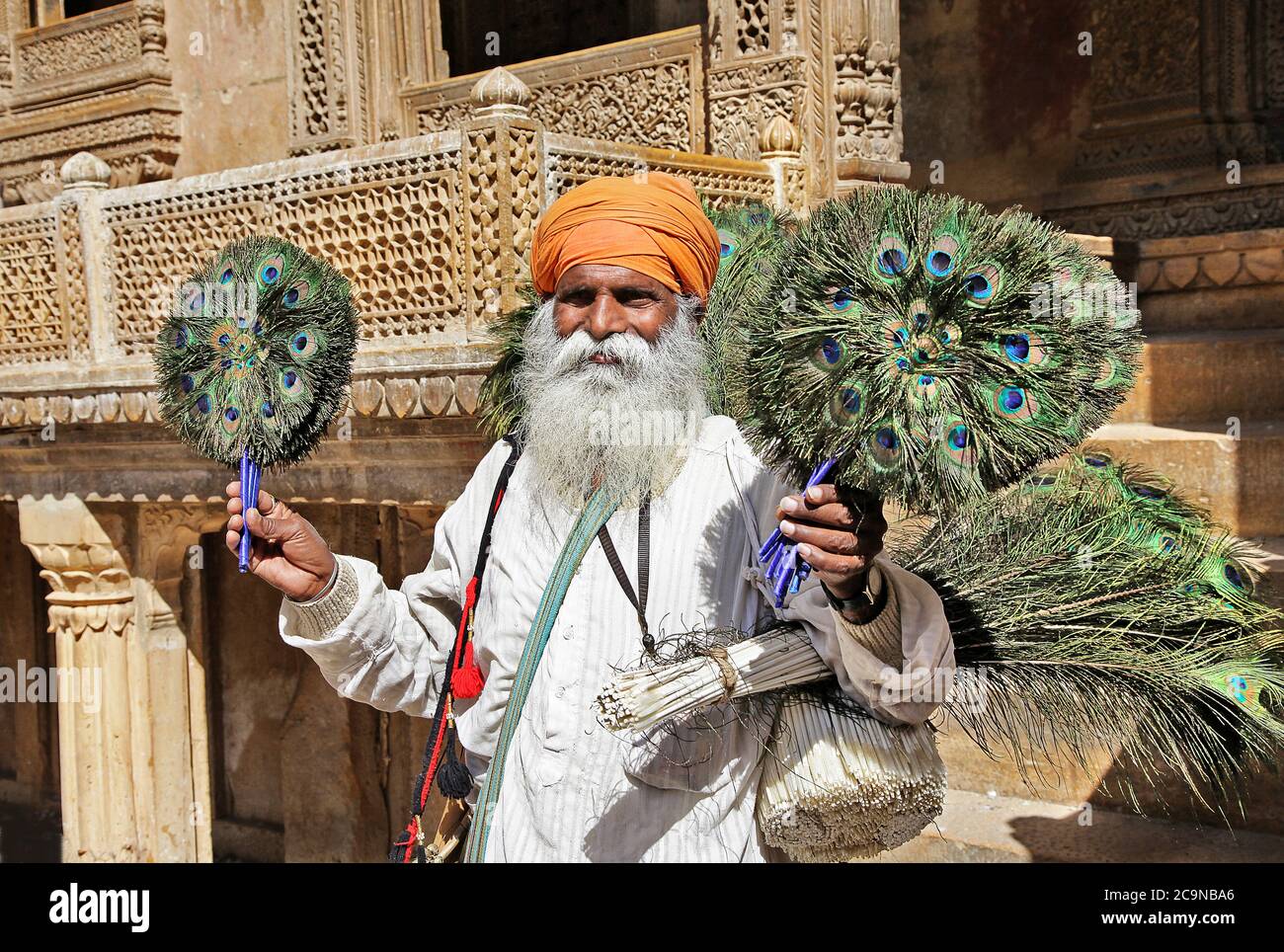 Jaisalmer alte Stadt, tägliches Leben der indischen Menschen. Alter Mann, der Pfauenfedern verkauft. Feb 2013 Rajasthan, Indien Stockfoto