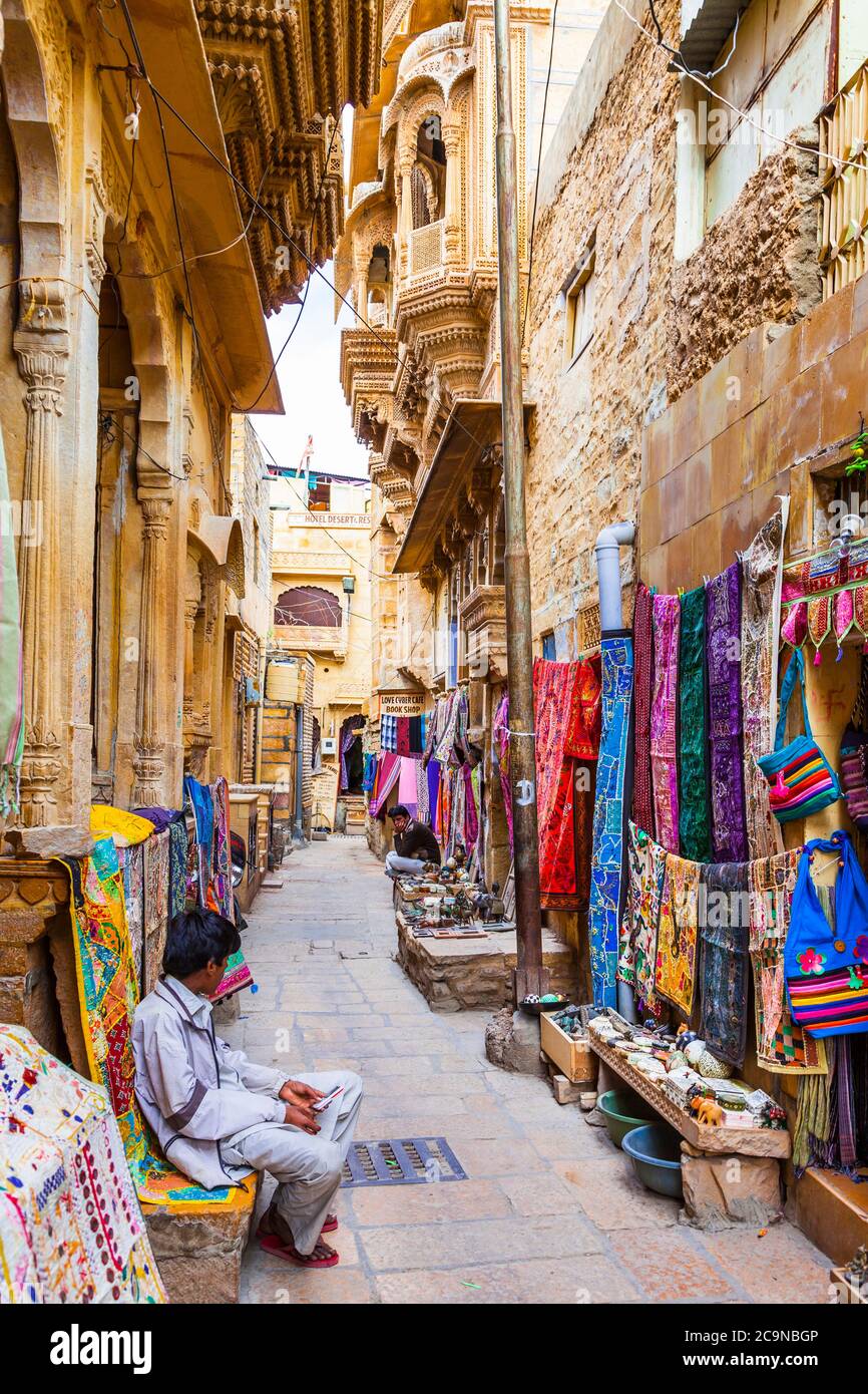 Traditionelles Indien. Einkaufsstraßen in der Altstadt von Jaisalmer. Rajastan. Februar 2013 Stockfoto