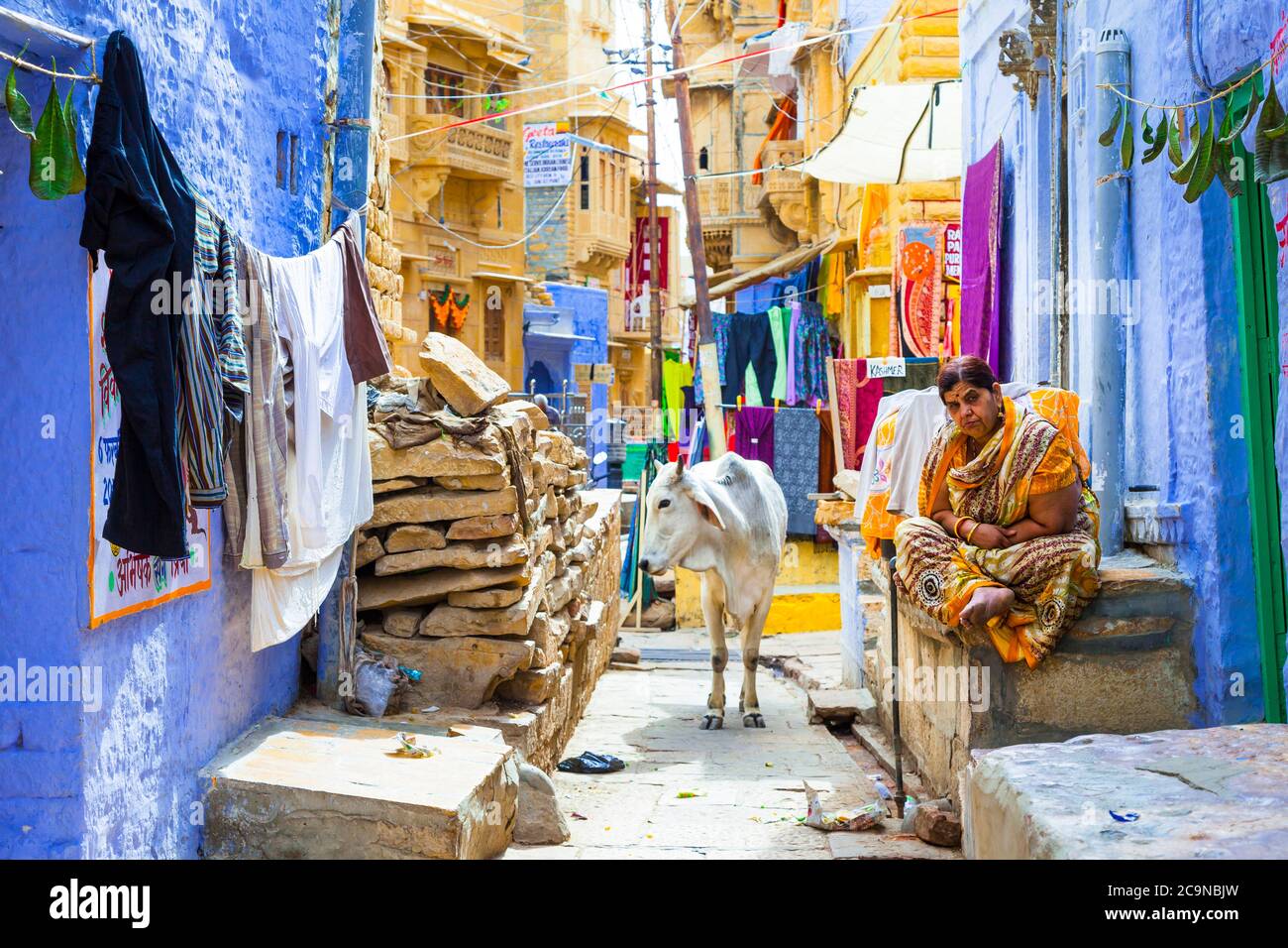 Farben des traditionellen Indien. Einkaufsstraßen in der Altstadt von Jaisalmer. Rajastan. Februar 2013 Stockfoto