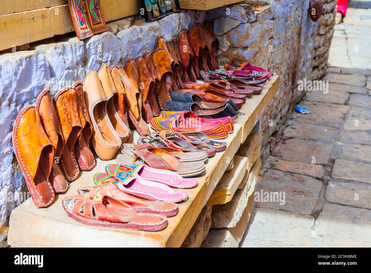 Traditionelles Indien. Einkaufsstraßen in der Altstadt von Jaisalmer. Handgefertigte Lederschuhe. Rajastan. Stockfoto