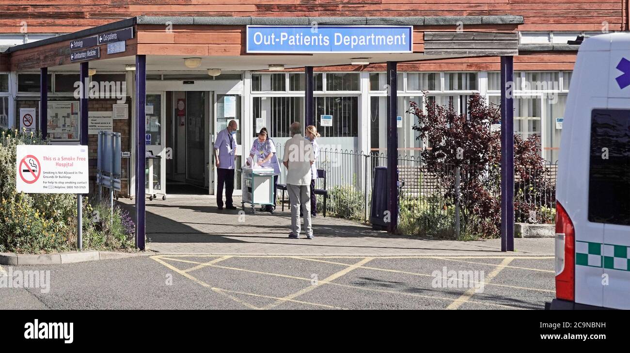 Ambulante Abteilung Eingang Gesichtsmaske Krankenschwestern arbeiten im Freien, um Patienten während Coronavirus Covid 19 Pandemie Orsett NHS Hospital Essex UK einzuchecken Stockfoto