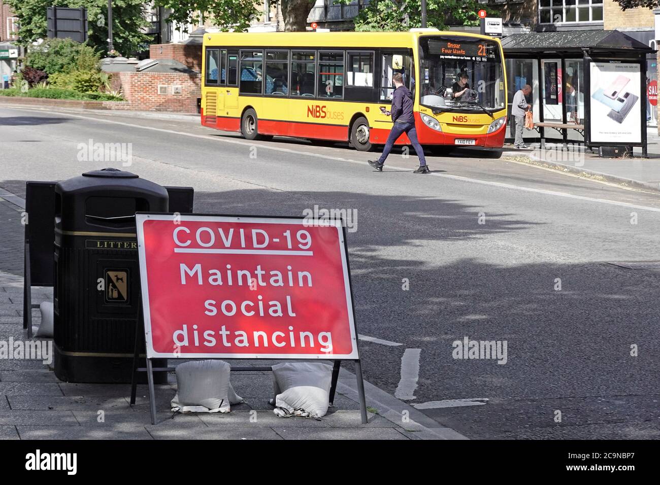 Covid 19 pflegen soziale Distanzierung Zeichen in der Nähe von verlassenen Brentwood Essex Shopping High Street 9:30 Uhr werktags Stadt kommt aus Coronavirus Lockdown UK Stockfoto