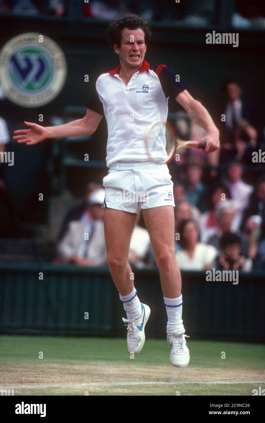 John McEnroe schlug eine Hinterhand während eines Spiels auf Center Court in Wimbledon in 1982. Stockfoto