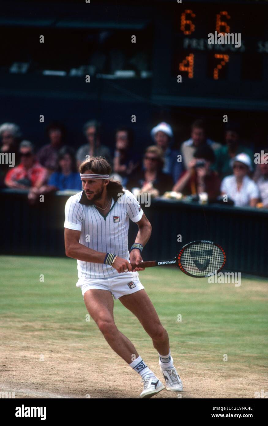 Bjorn Borg nähert sich einer Rückhand während eines Spiels auf Center Coyrt in Wimbledon in 1981. Stockfoto