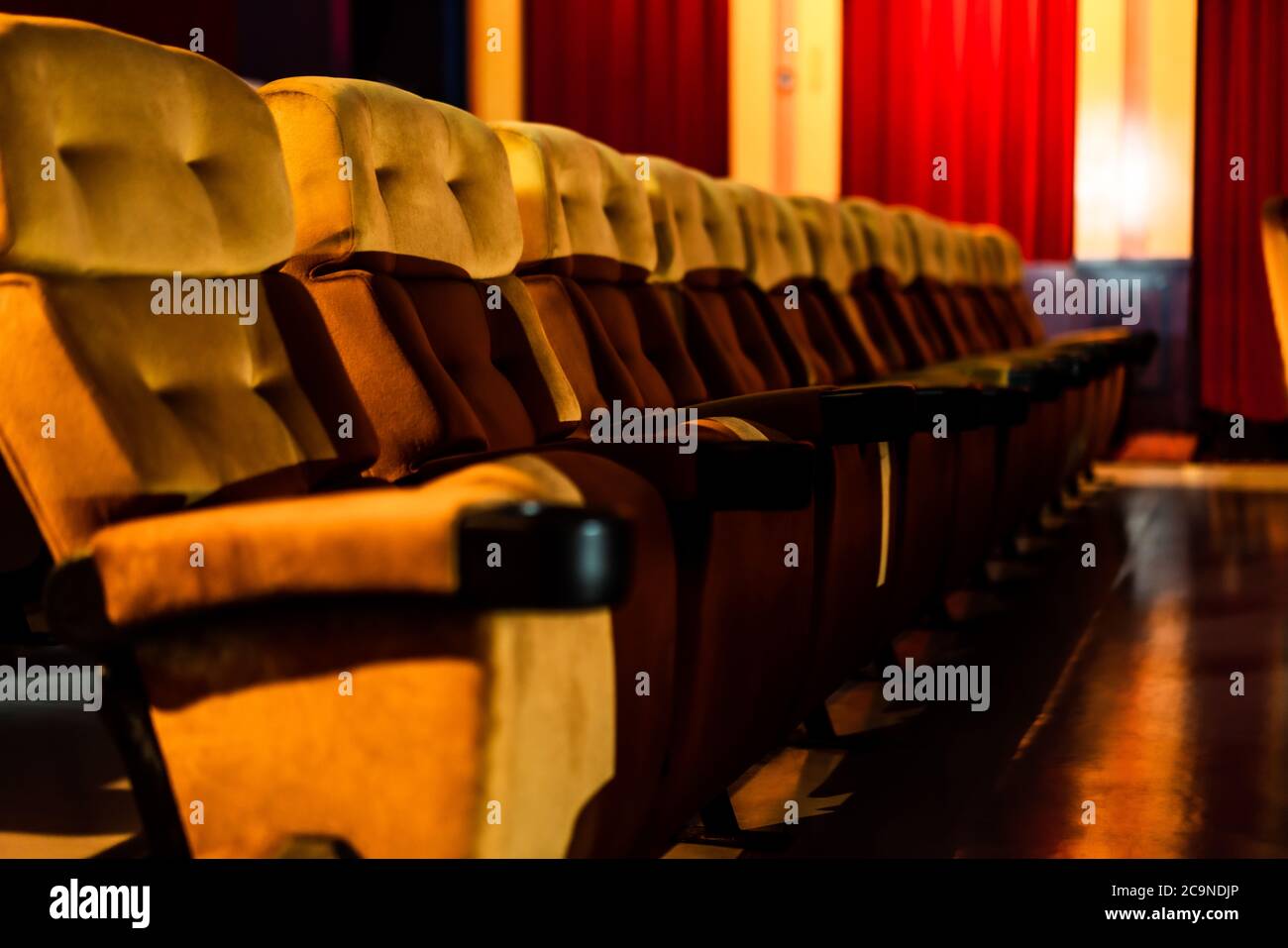 Eine Reihe von gelben Sitz im Kino Stockfoto