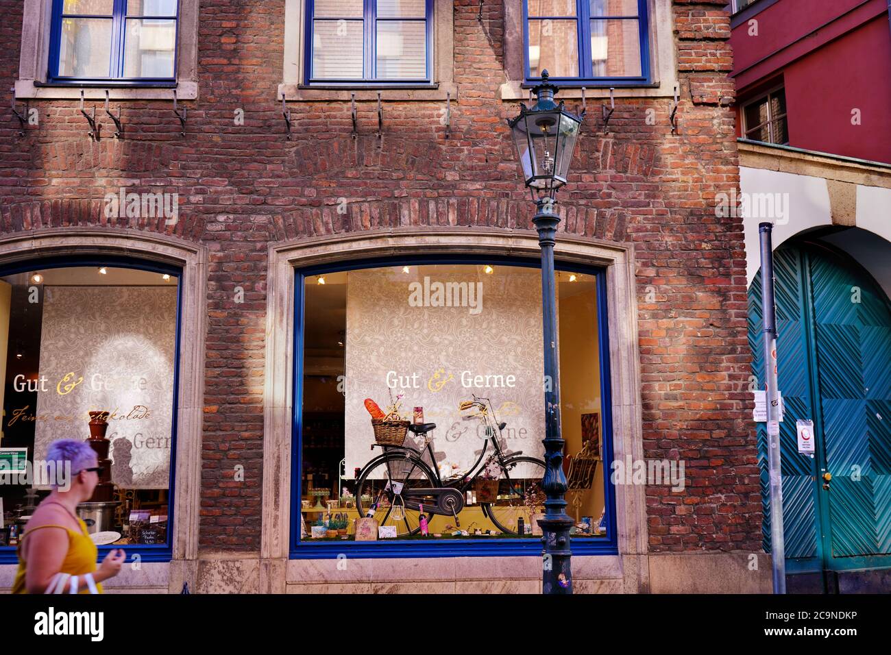 "Gut & gerne" ist ein schönes kleines Vintage-Schokoladendorf in der einzigartigen Altstadt am Rhein in Düsseldorf. Stockfoto