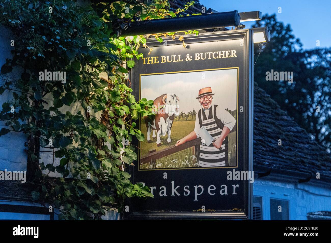 Die Sommerabende mit spätem Tageslicht gehen im öffentlichen Haus Bull and Butcher im Dorf Turville in den Chiltern Hills im Süden von BU zu Ende Stockfoto