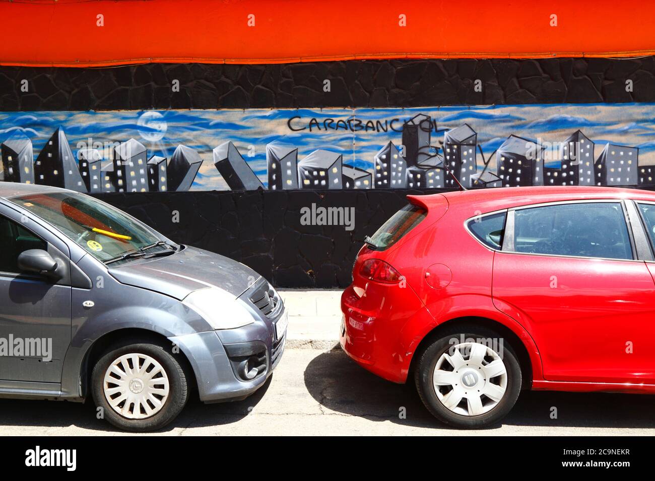 Geparkte Autos und Graffiti auf Wandbild, Carabanchel Bezirk, Madrid, Spanien Stockfoto