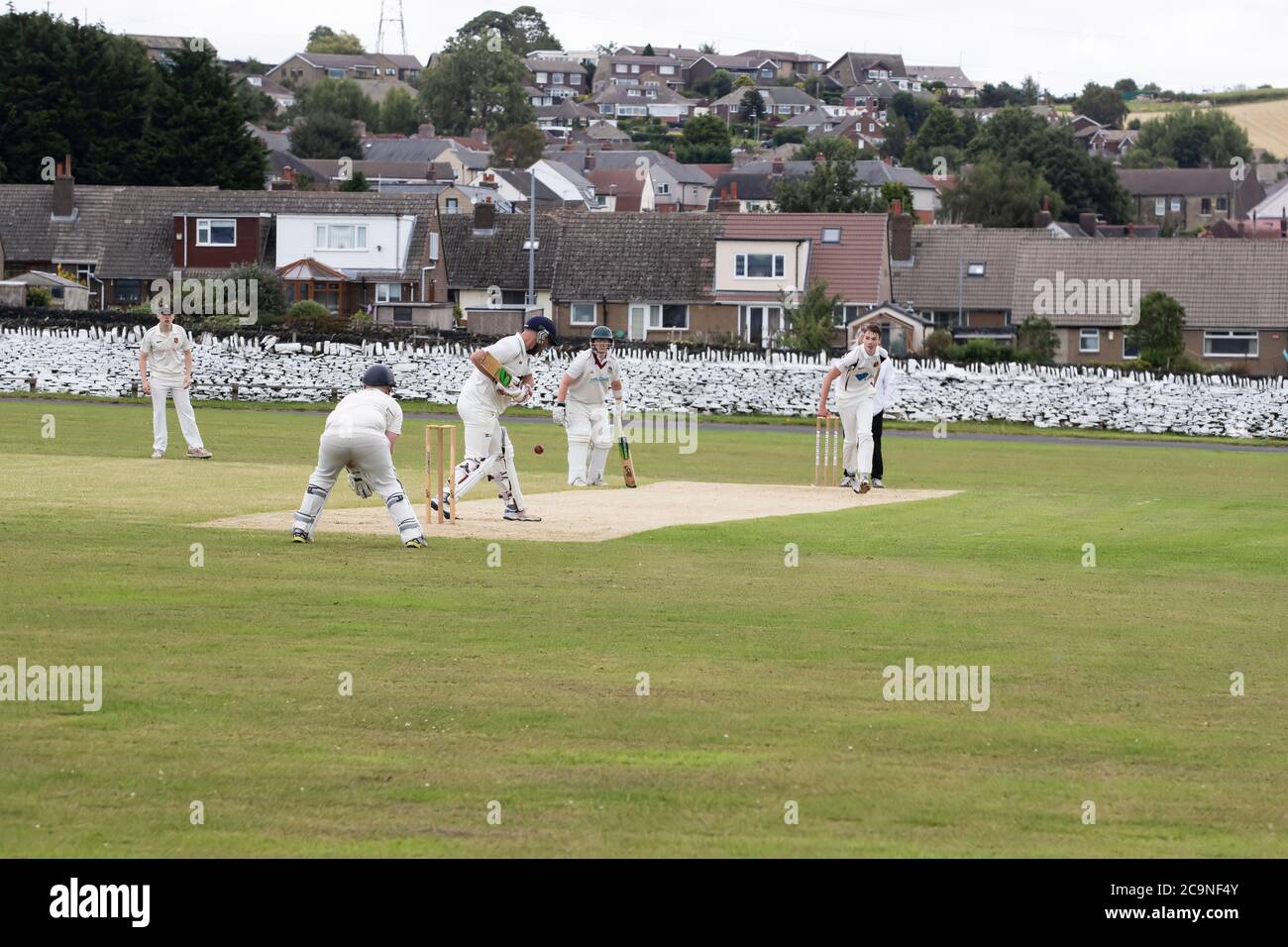 Blick auf ein Dorf Cricket Spiel am Samstagnachmittag in Kirkheaton Village in West Yorkshire, England Stockfoto