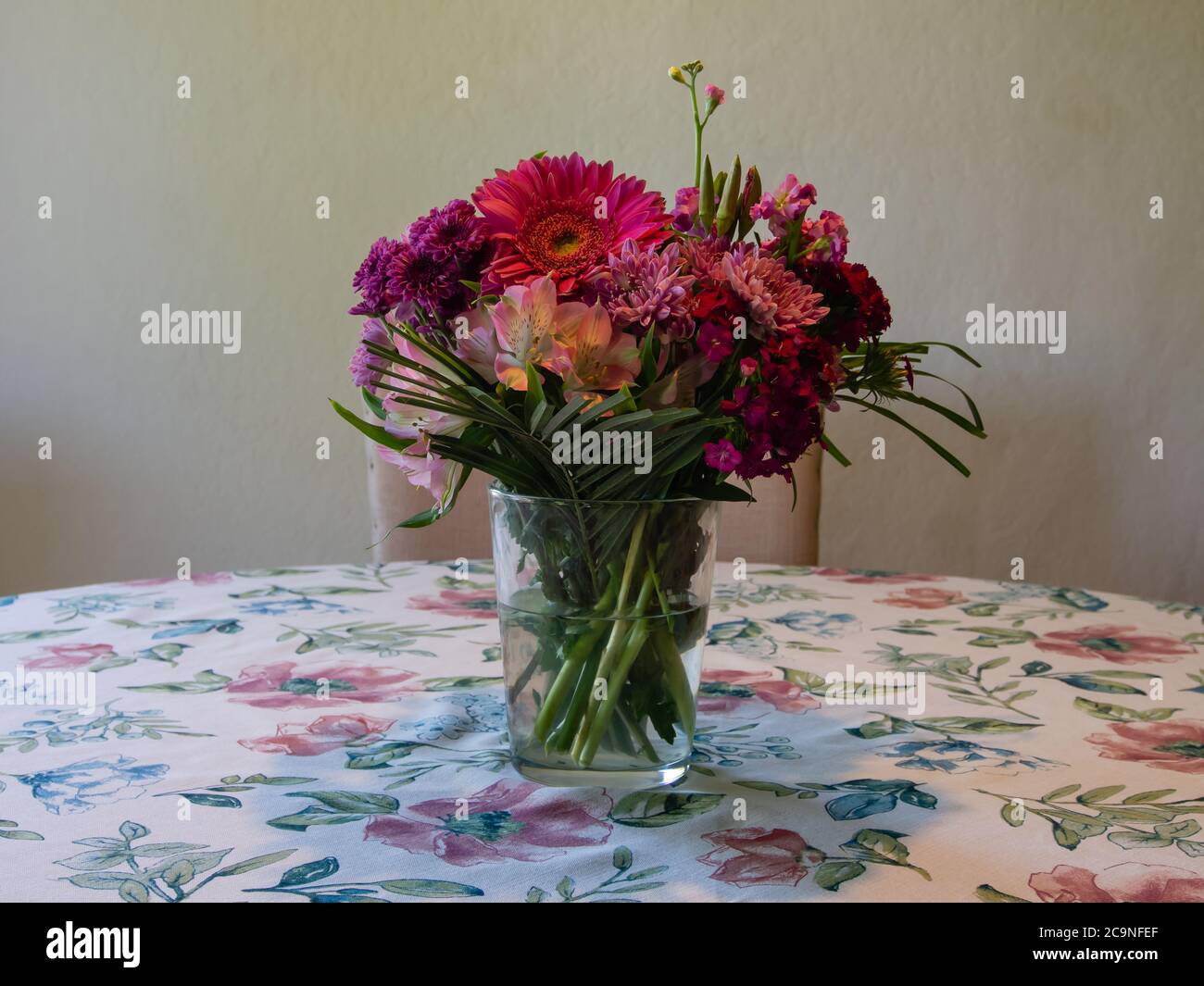 Muttertag Frühlingsvase mit Blumen auf dem Tisch Stockfoto