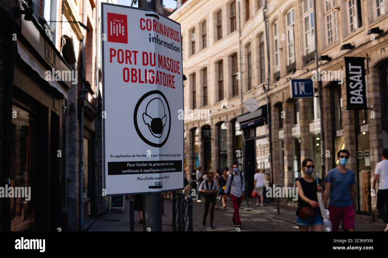 LILLE, HAUT DE FRANCE, FRANCE, 01 AUGUST 2020 : NEUE VERPFLICHTUNG ANMELDEN IN LILLE, FRANCE STADT, UM DIE MASKE IM FREIEN ZU TRAGEN. Stockfoto