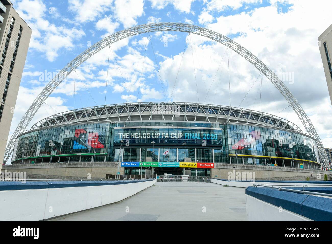 London, Großbritannien. August 2020. Ein Blick vor dem Wembley Stadium kurz vor dem FA Cup Finale zwischen Arsenal und Chelsea. Der Wettbewerb, der normalerweise im Mai stattfindet, musste wegen der Coronavirus-Pandemie verschoben werden. Keine Zuschauer oder Fans dürfen im Stadion sein, es wird das erste 'Fanless FA Cup Final' sein. Kredit: Stephen Chung / Alamy Live Nachrichten Stockfoto