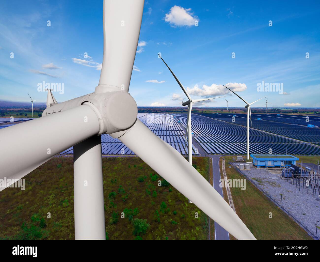 Solarpanel und Windkraftanlage Farm saubere Energie. Stockfoto