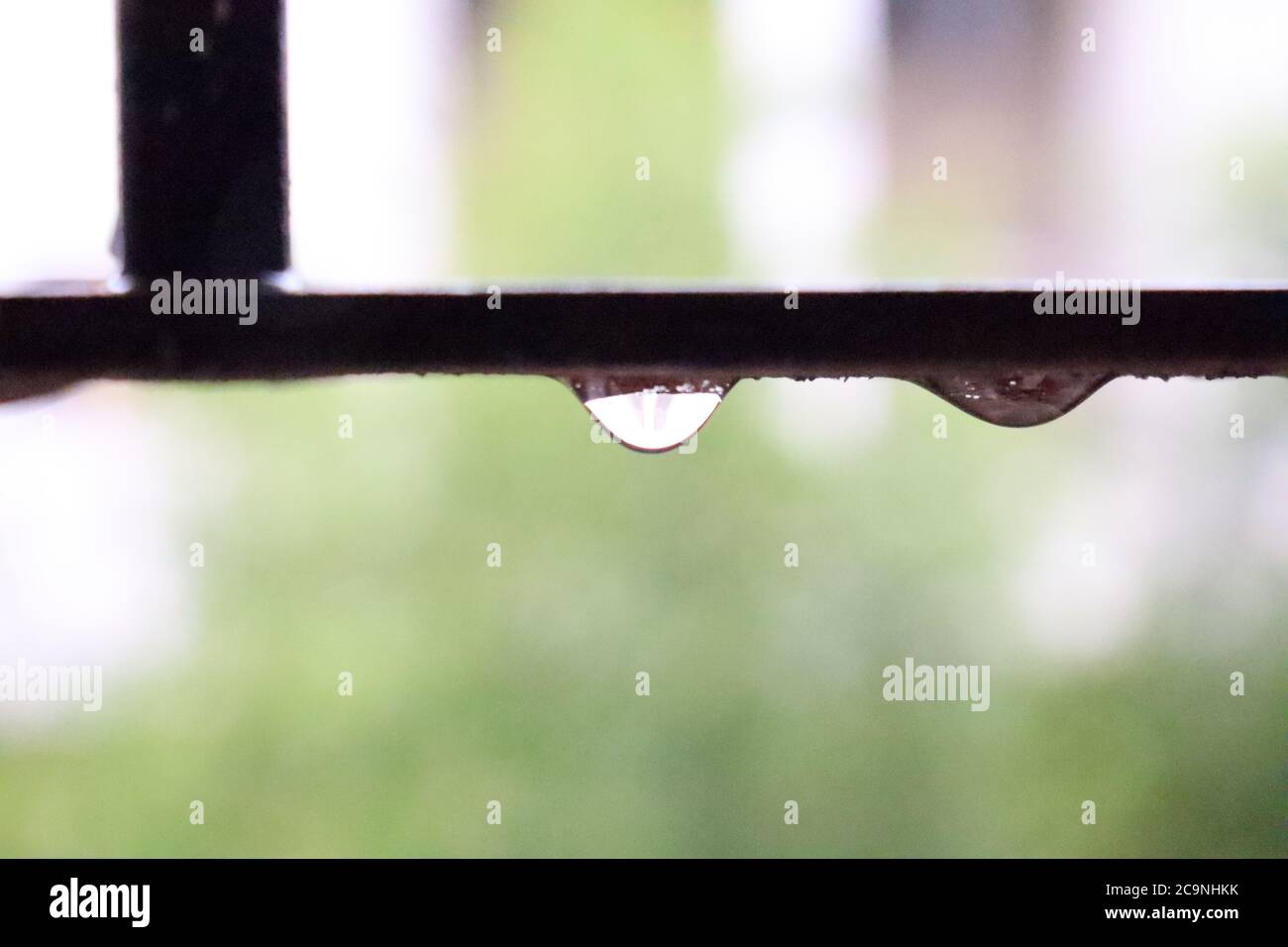 Wassertropfen auf Fensterstange Stockfoto