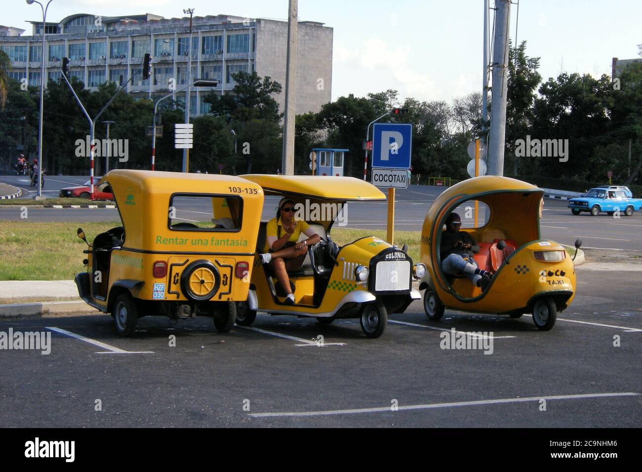 Havanna, Kuba - 26. Januar 2012 - Coco Taxis warten auf Kunden an der Plaza de la Revolución Stockfoto