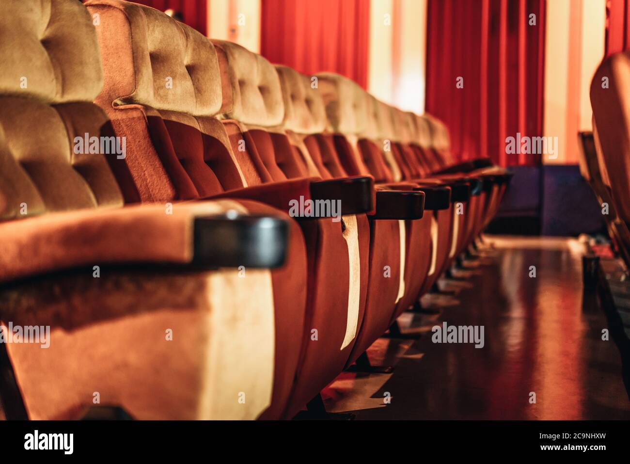 Eine Reihe von gelben Sitz im Kino Stockfoto