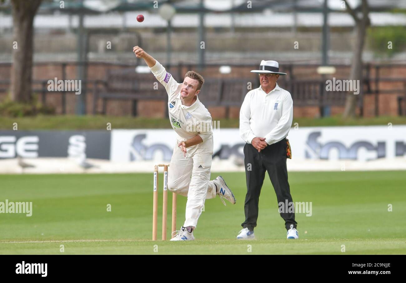 Brighton UK 1. August 2020 - Mason Crane of Hampshire Bowling beobachtet von Schiedsrichter Ian Gould während des Tages eines der Cricket-Spiel zwischen Sussex und Hampshire in der Bob Willis Trophy statt hinter verschlossenen Türen ohne Fans Teilnahme an der 1. Central County Boden in Hove : Kredit Simon Dack / Alamy Live Nachrichten Stockfoto