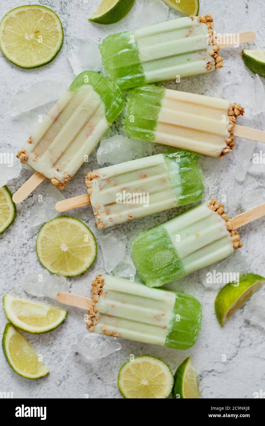 Limette und Sahne hausgemachte Eis oder Eis mit Eiswürfeln auf grauen Stein Hintergrund platziert Stockfoto