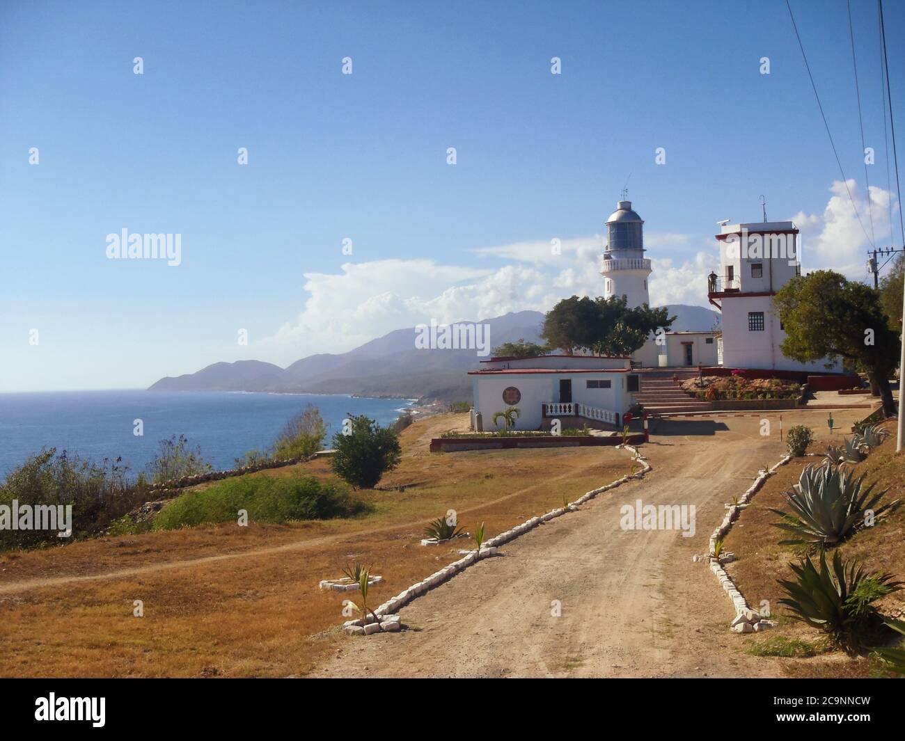 Faro del Morro Leuchtturm am Eingang zum Hafen von Santiago de Cuba neben Castillo San Pedro de la Roca Stockfoto