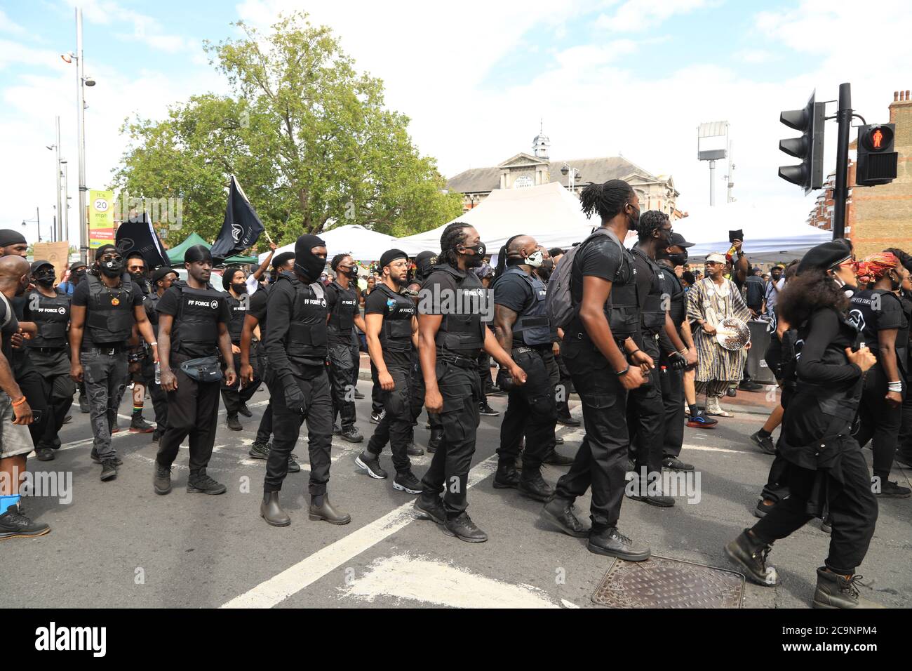 Windrush Square, Brixton, London, 1. August 2020: Eine neu gegründete Gruppe, die sich die FF Force AKA Forever Family nennt, marschierte nach Brixton in Solidarität mit dem Reparationstag. Die Gruppe wurde organisiert, in voller Uniform, ihre Aussage von inetent ist wie folgt: "Wir sind für immer Familie, united in the Battle against racism ungleichheit and injustice'.Credit Natasha Quarmby/ ALAMY Live News Stockfoto