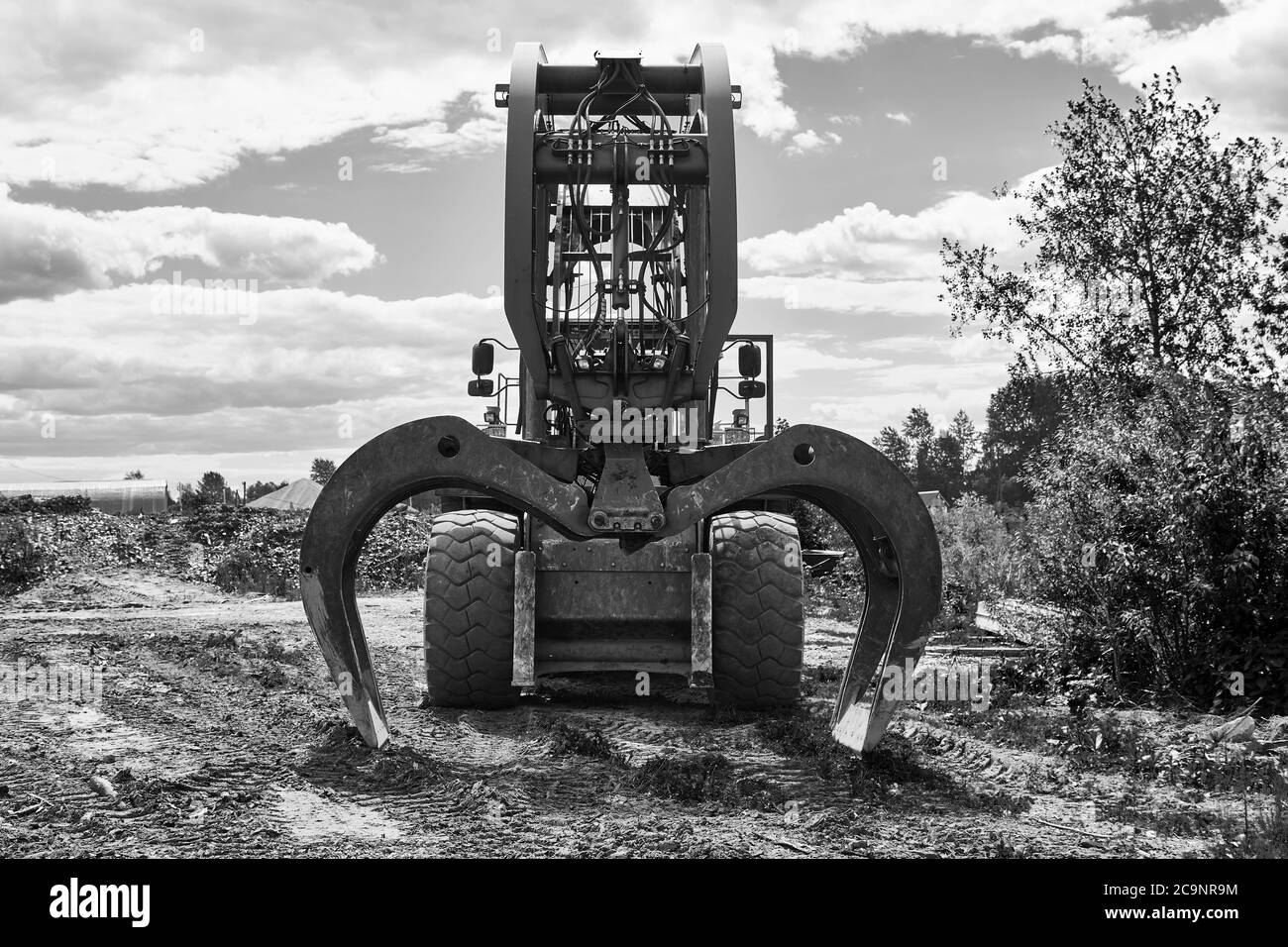 Moderne Dual-Funktion Greifer steht auf dem Boden im Freien Stockfoto