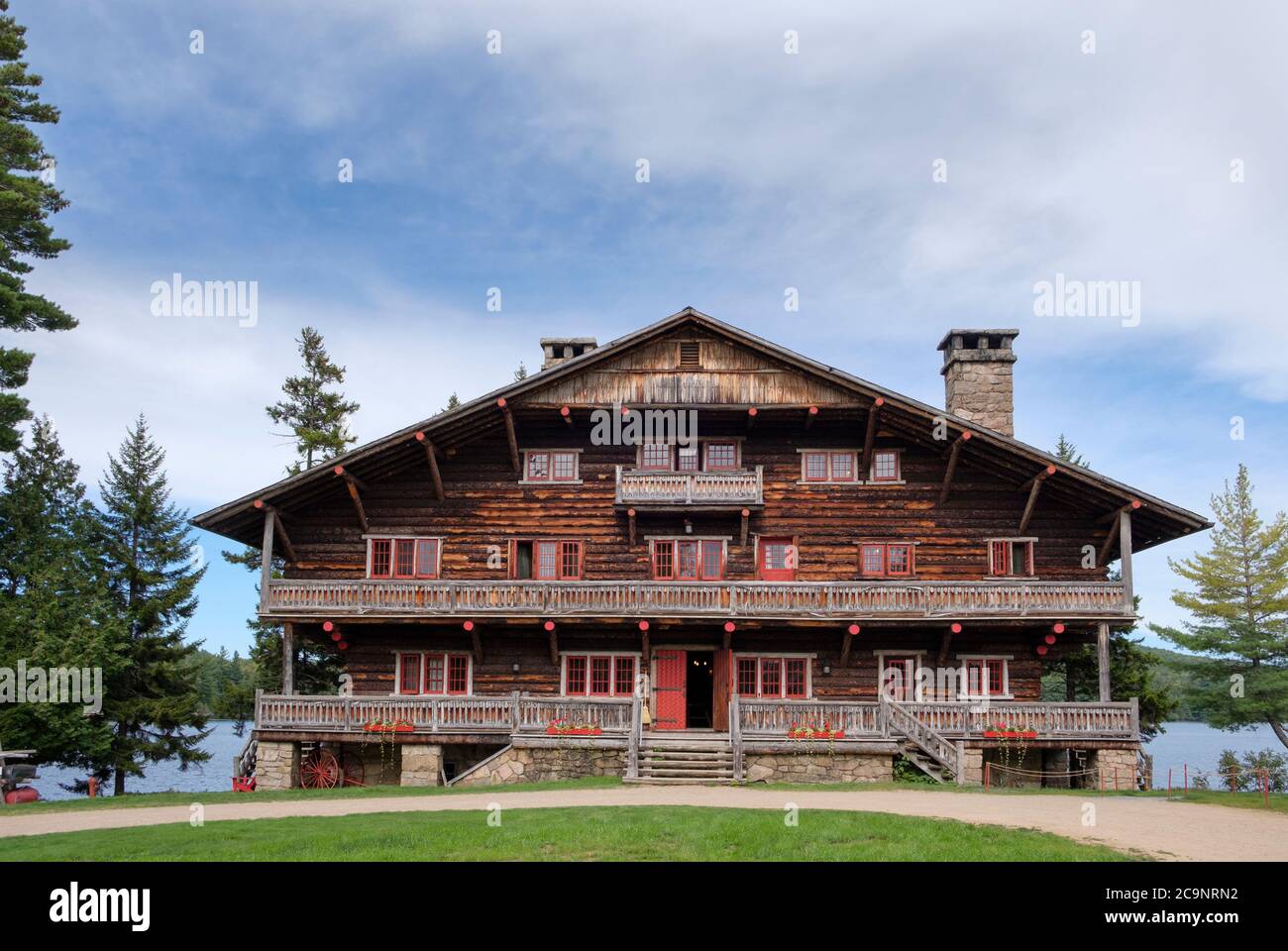 Main Lodge um 1897, Great Camp Sagamore -ehemaliges Vanderbilt Home, Adirondack Mountains, Raquette Lake, New York, USA Stockfoto