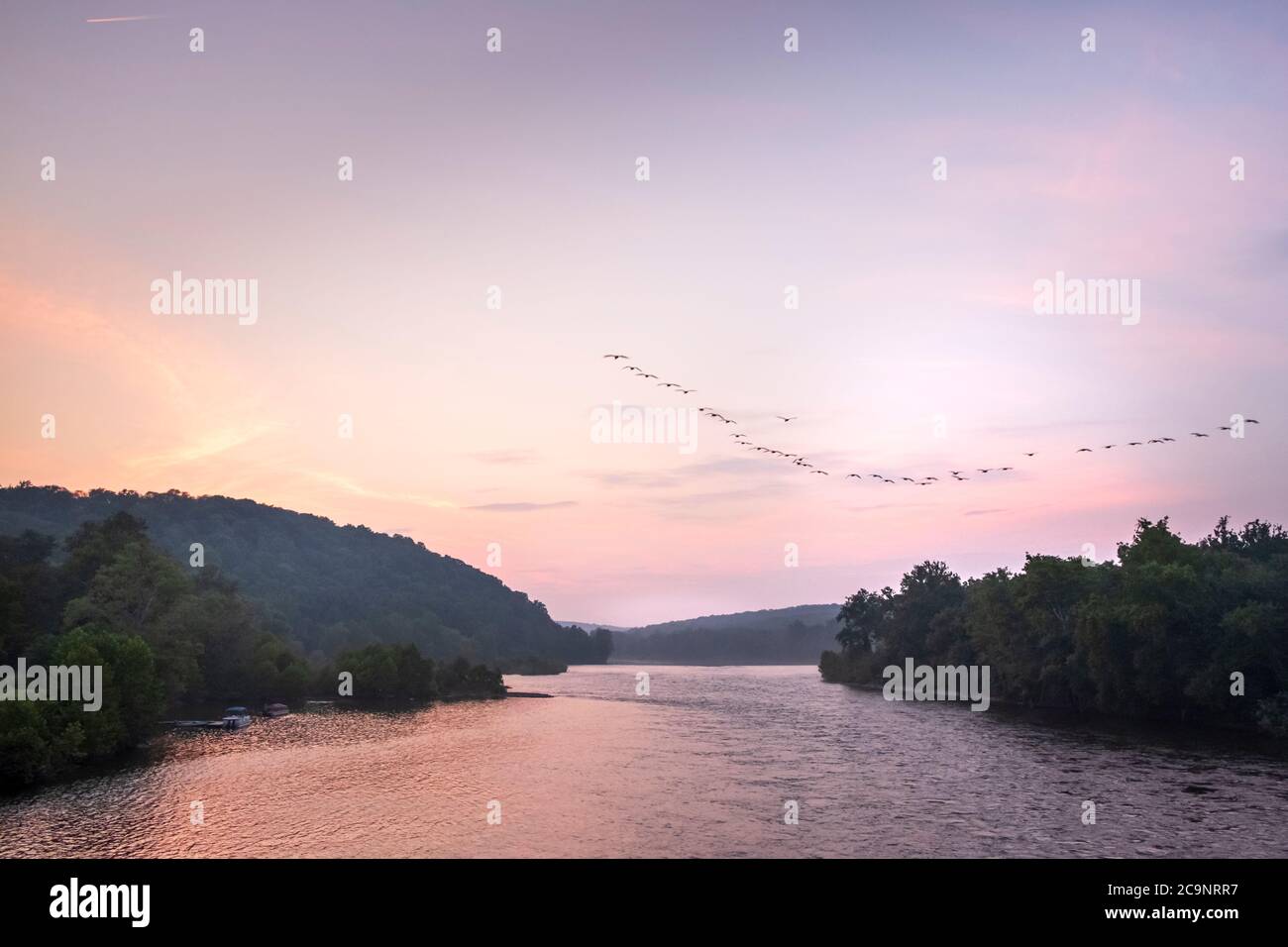 Blick von PA nach NJ über Delaware River, bei Sonnenuntergang (Teil des Delaware und Raritan Canal State Park), New Jersey, USA Stockfoto