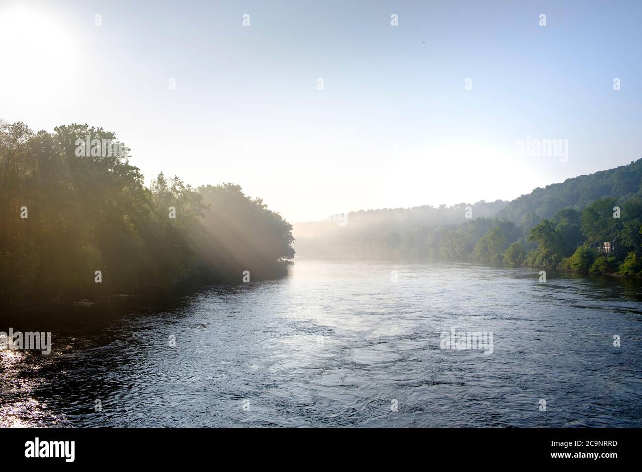 Blick von PA nach NJ über Delaware River, bei Sonnenuntergang (Teil des Delaware und Raritan Canal State Park), New Jersey, USA Stockfoto