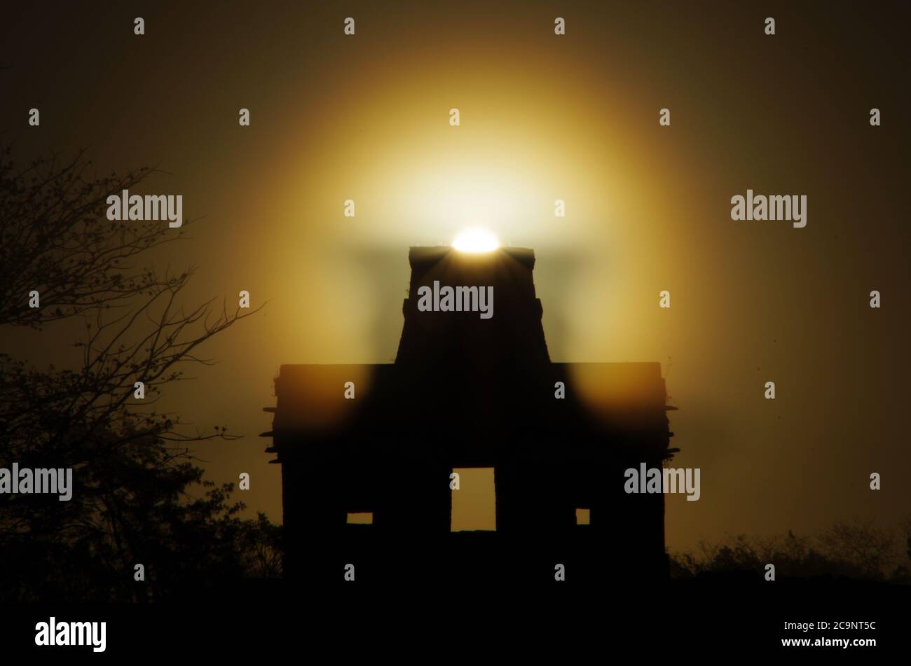 Sonnenaufgang über dem Tempel der sieben Puppen ('templo de las siete muñecas') während des Frühlings-Tagundnachtgleiche in Dzibilchaltún Stockfoto