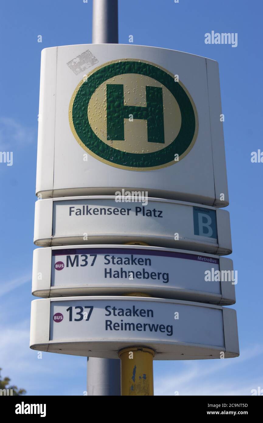 Eine Bushalstelle der BVG: BVG-Halbstelle Falkenseer Platz in Berlin-Spandau Stockfoto