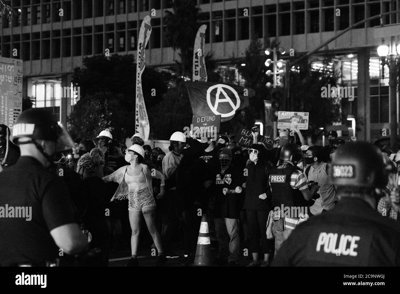 Demonstranten bilden eine Linie vor dem Rathaus von Los Angeles, LAPD lässt sie einlaufen. Der Kessel dauerte etwa eine Stunde, bevor die Demonstranten die Gegend durch den Grand Park verlassen konnten. Stockfoto