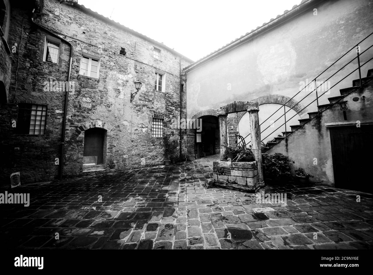 Alter Innenhof in der Toskana, Italien. Schwarz-Weiß-Effekt Stockfoto