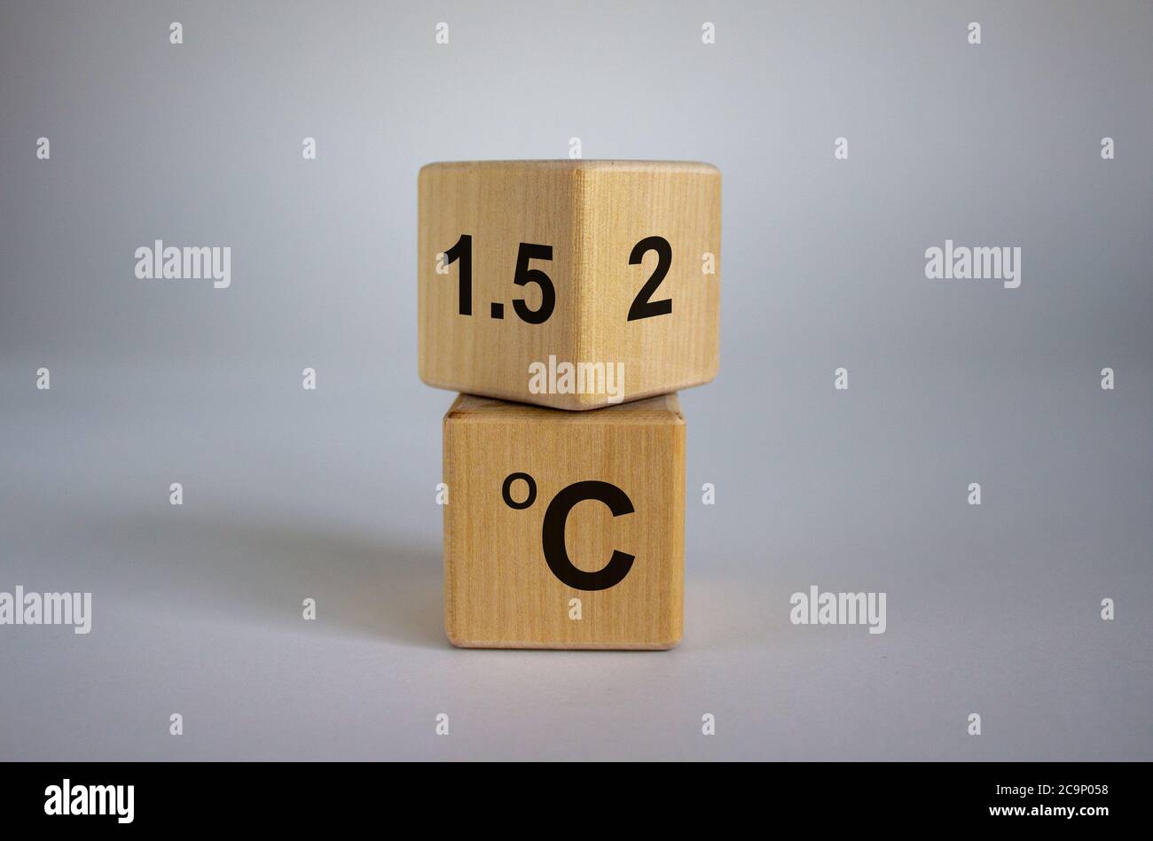 Symbol für die Begrenzung der globalen Erwärmung. Einen Würfel gedreht und den Ausdruck '2 C' in '1.5 C' geändert, oder umgekehrt. Konzept. Schöner weißer Hintergrund, Polizist Stockfoto