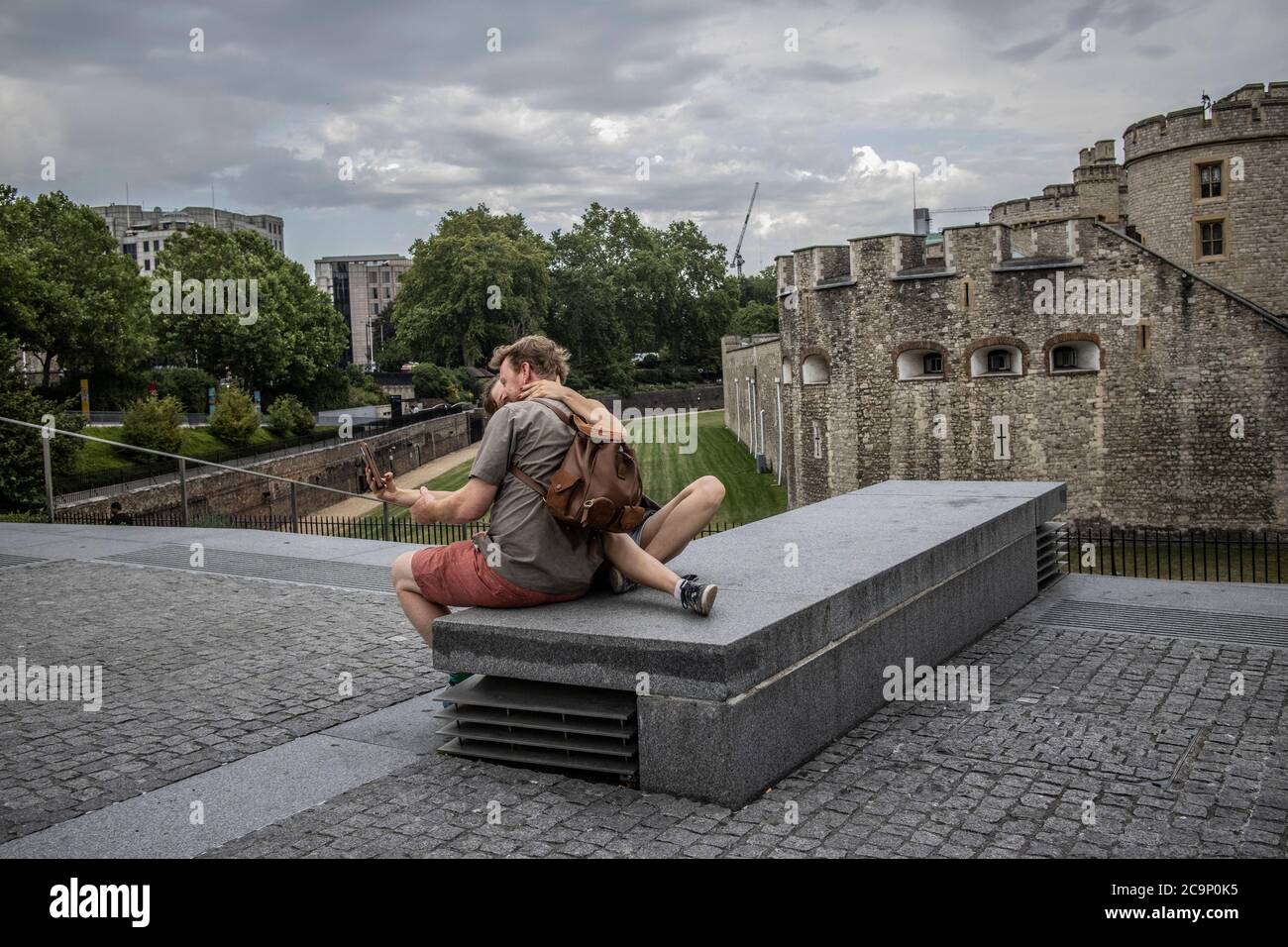 Touristen genießen die nahe Leere rund um die normalerweise geschäftigen Touristenviertel des Tower of London an einem Freitag Nachmittag, Post Coronavirus Lockdown, Großbritannien Stockfoto