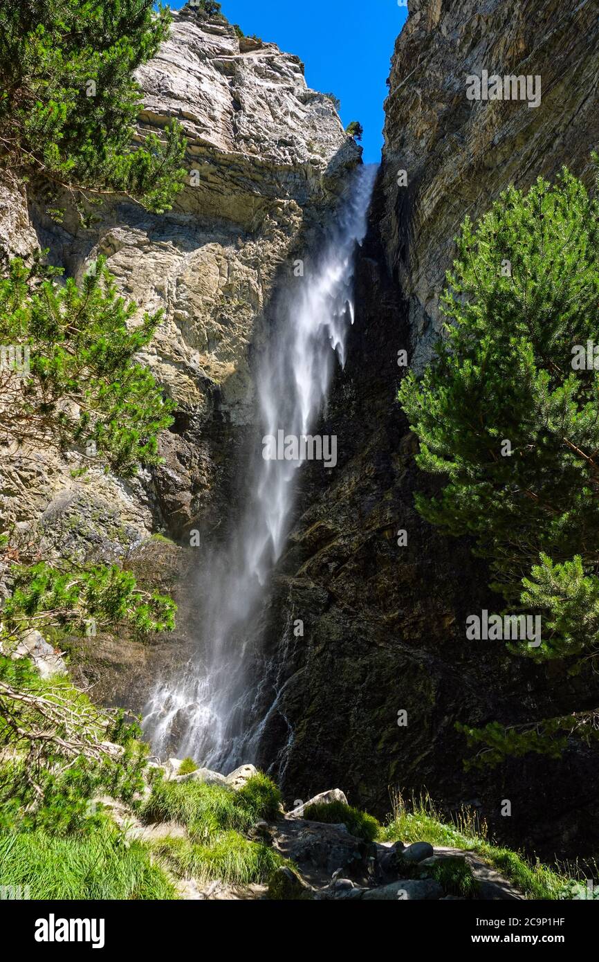 Windgeblasene Wasserfall, Kaskade, bei der Cascade Saint-Benoît, Avrieux, Maurienne, Frankreich Stockfoto