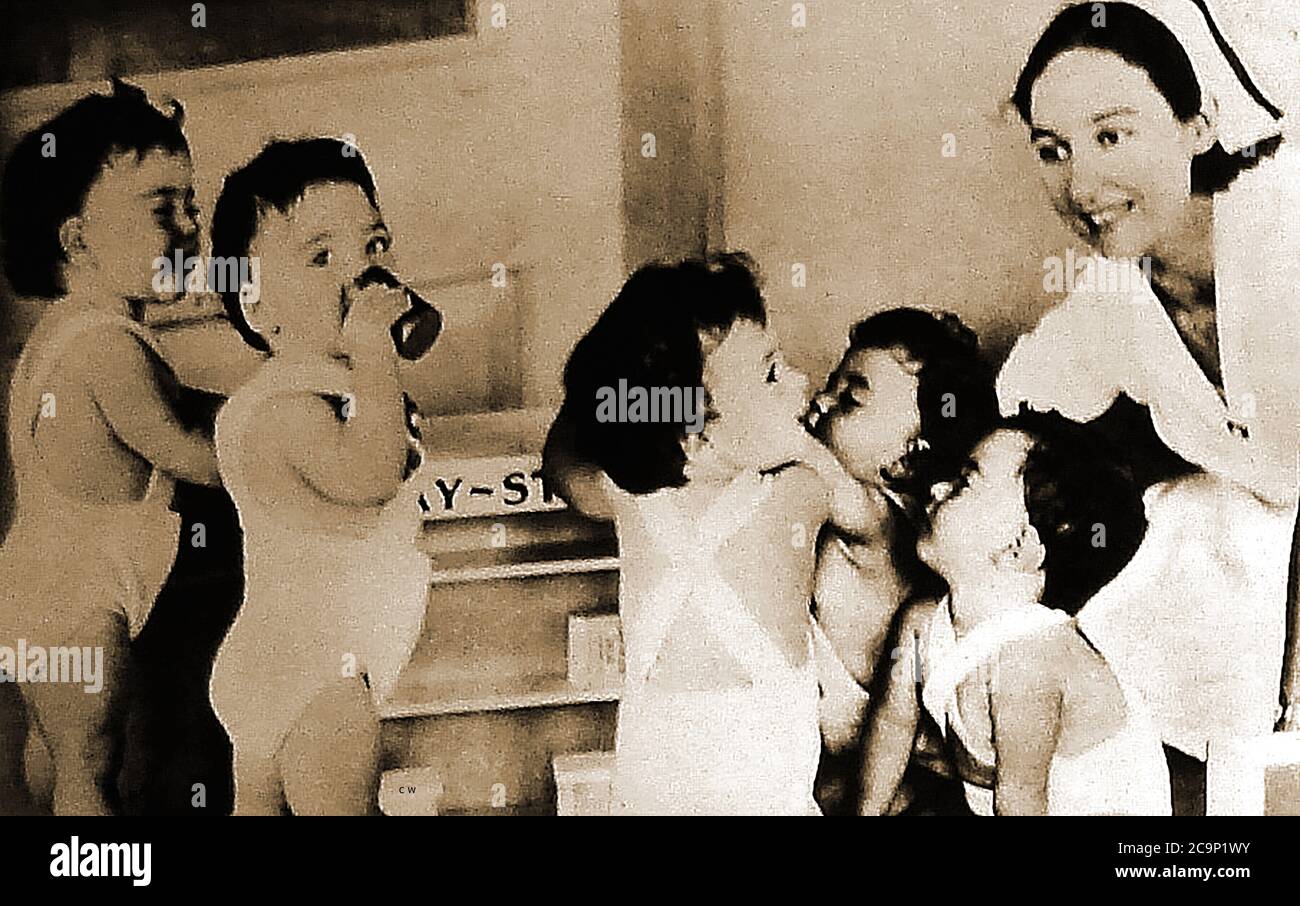 Weltnachrichten 1934 - EIN Pressefoto, das die sich entwickelnden frühen Quins zeigt, die am 28. Mai in Callendar, Ontario, Kanada, nach Elzire Dionne geboren wurden - L bis R - Annette, Emilie, Cecile, Yvonne & Marie. Sie wurden weltweit bekannt als die Dionne-Fünflinge. Ihr Vater war Oliva Édouard Dionne, aber sie wurden dem Roten Kreuz übergeben und wurden schließlich bis zum 18. Kontrovers wurden sie als Kuriositäten gefördert und zu einer virtuellen Touristenattraktion. Ca. 3,000 Personen pro Tag besuchten ihre Beobachtungsgalerie. Ab 2019 lebten nur Annette und Cecile Stockfoto
