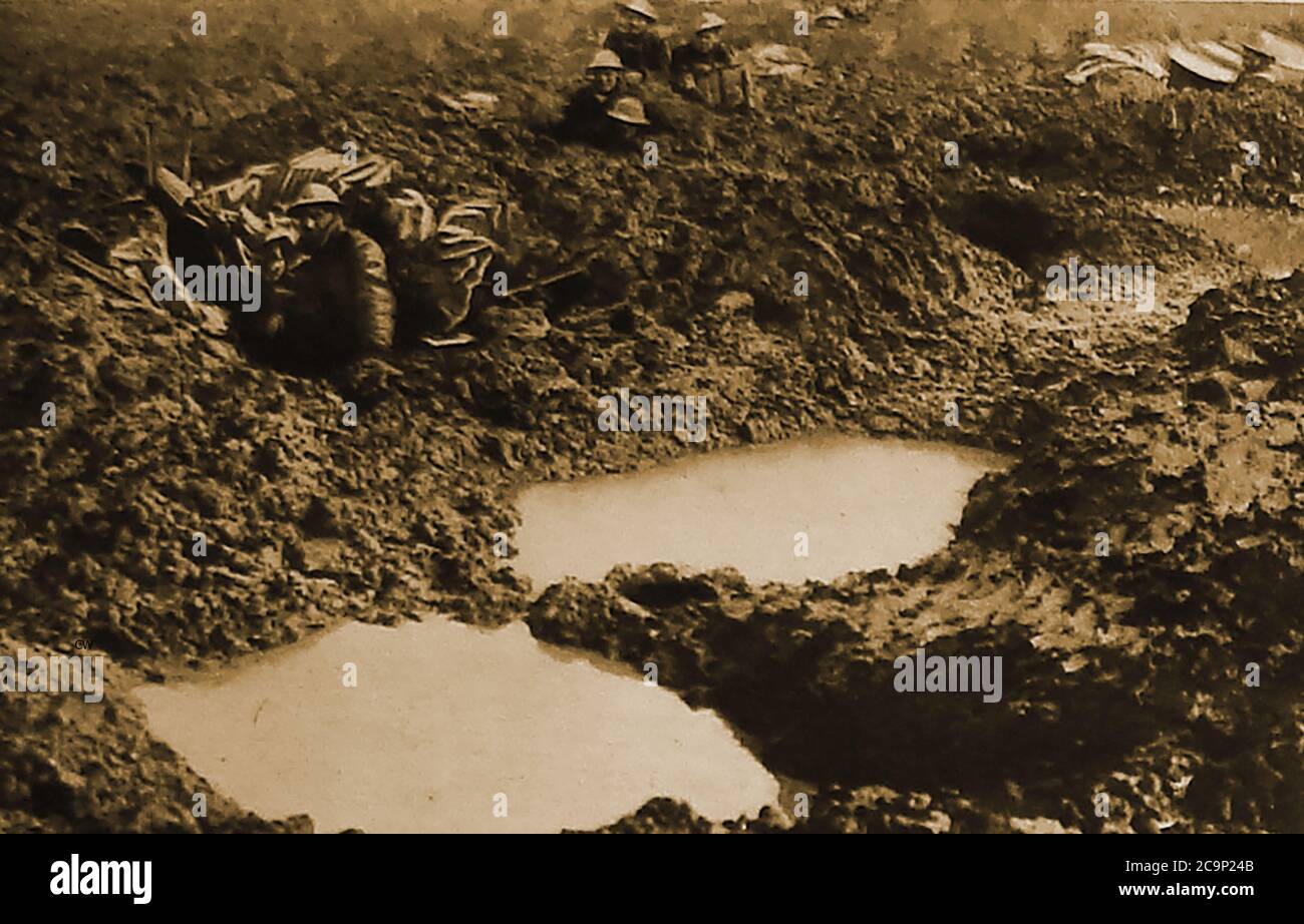 Britische Truppen des Ersten Weltkriegs in überschwemmten Granatlöchern (oder Minenkrater) an der Front, auch Western Front genannt. Stockfoto