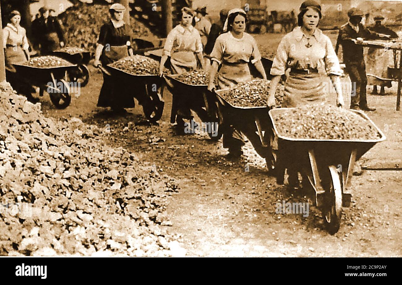 WWI - Britische Frauen, die als Baustellenarbeiter mit Schutthüllen arbeiten. Um den Kriegsanstrengungen zu helfen, wurden Tausende Frauen in Jobs rekrutiert, die von Männern geräumt wurden, die in den Krieg gegangen waren, um zu kämpfen. Stockfoto