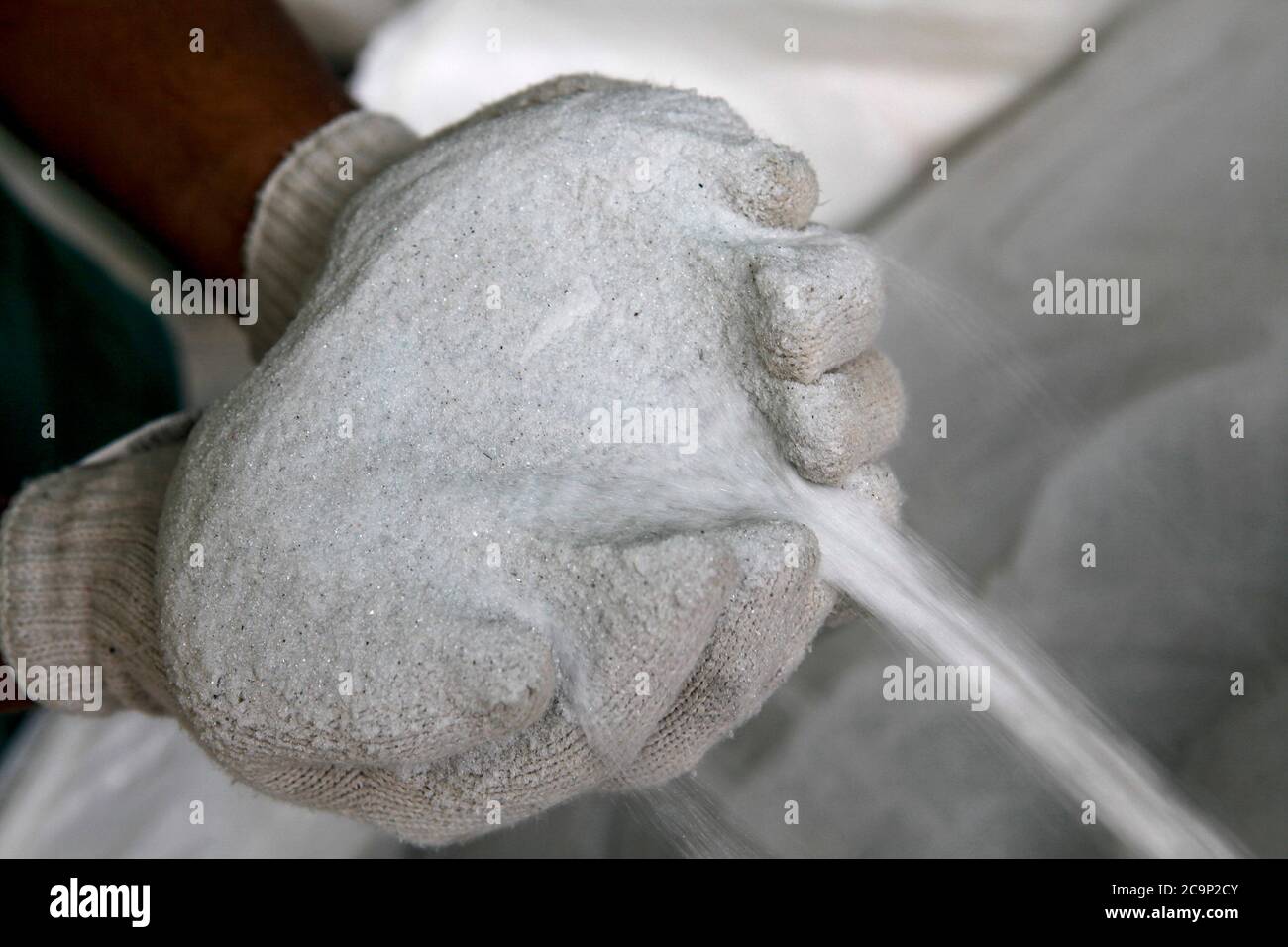 Hände halten Pulverglas von recycelten Windschutzscheibe Auto Stockfoto