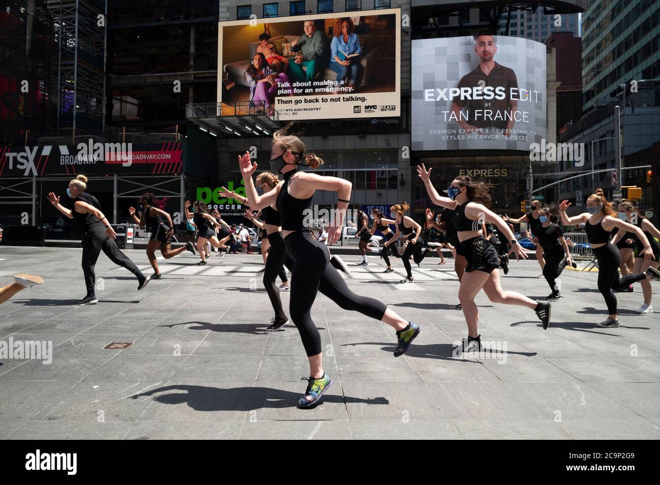 New York, USA. 1. August 2020: Broadway-Tänzer treten auf dem platz am Times Square in New York, New York, auf. Jenna VanElslander, nicht pikuturiert, organisierte eine Vielzahl von Broadway-Tänzern, um am Times Square aufzutreten. VanElslander fühlte die Notwendigkeit, aufzutreten, weil broadway-Aufführungen eingestellt wurden und die Tänzer, auch bekannt als das TSP-Projekt, dort seit 10 Wochen auftreten. Kredit: Brian Branch Price/ZUMA Wire/Alamy Live Nachrichten Gutschrift: ZUMA Press, Inc./Alamy Live Nachrichten Stockfoto