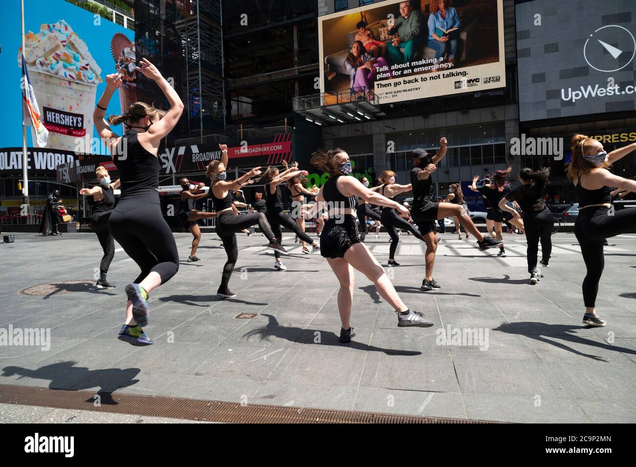 New York, USA. 1. August 2020: Broadway-Tänzer treten auf dem platz am Times Square in New York, New York, auf. Jenna VanElslander, nicht pikuturiert, organisierte eine Vielzahl von Broadway-Tänzern, um am Times Square aufzutreten. VanElslander fühlte die Notwendigkeit, aufzutreten, weil broadway-Aufführungen eingestellt wurden und die Tänzer, auch bekannt als das TSP-Projekt, dort seit 10 Wochen auftreten. Kredit: Brian Branch Price/ZUMA Wire/Alamy Live Nachrichten Gutschrift: ZUMA Press, Inc./Alamy Live Nachrichten Stockfoto