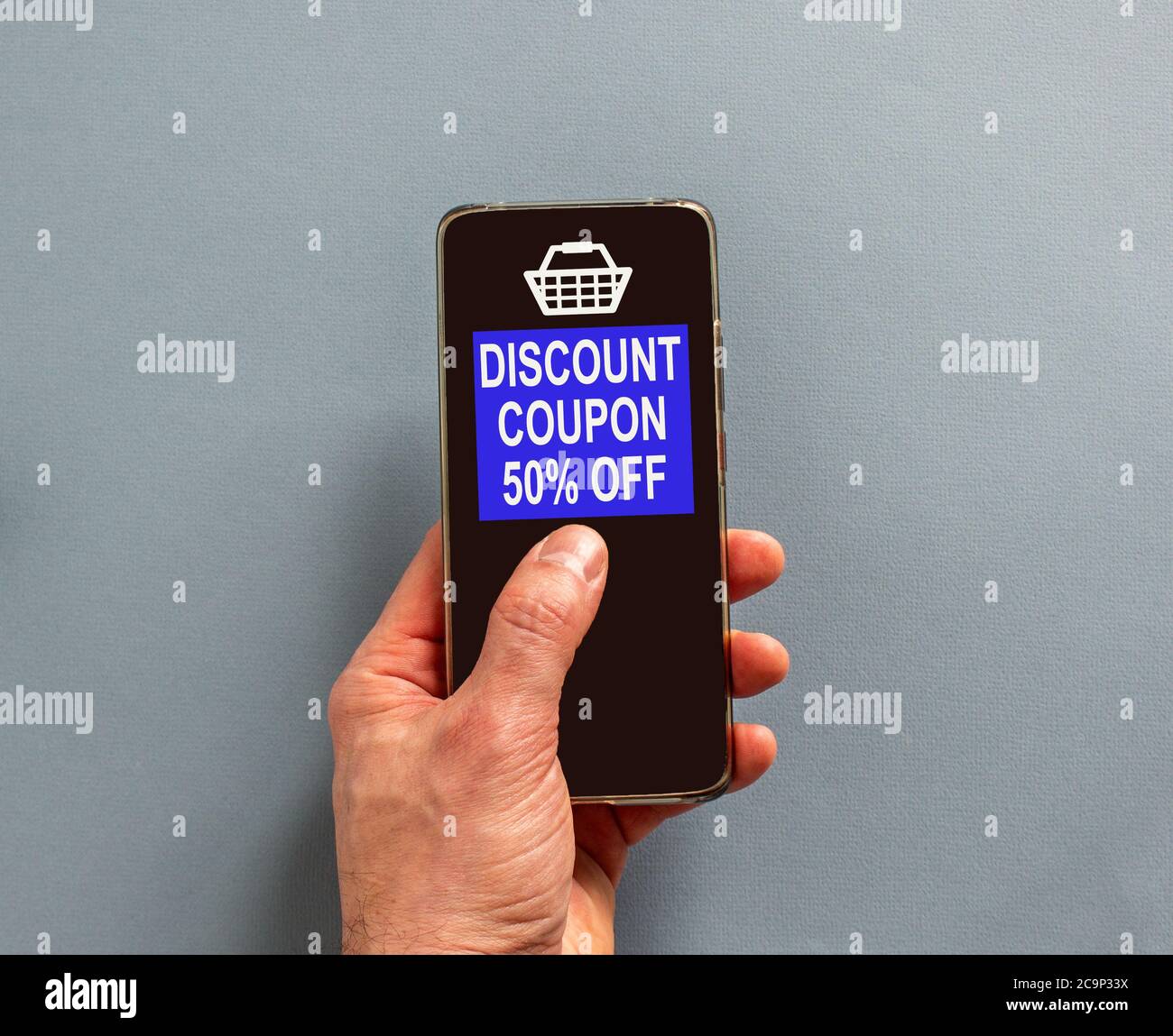 Hand Eingabe Rabatt Coupon Code auf Smartphone-Bildschirm, um den Einkauf Online-Verkauf Förderung, Online-Shopping, digitales Marketing-Geschäft und te Stockfoto