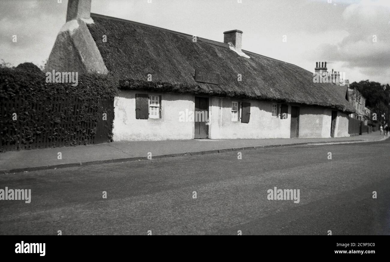 1950er Jahre, historisch, Außenansicht von 'Burns Cottage', Alloway, Ayr, Schottland, das erste Zuhause von Schottlands Nationaldichter Robert Burns, der dort geboren wurde 25. Januar 1759. Das Haus wurde 1757 von seinem Vater William Burness gebaut. Stockfoto