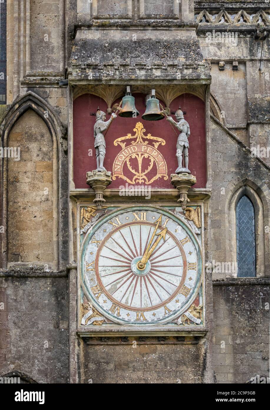 Nahaufnahme der Außenansicht der Wells Cathedral Uhr in Wells, Somerset, Großbritannien am 28. Juli 2020 Stockfoto