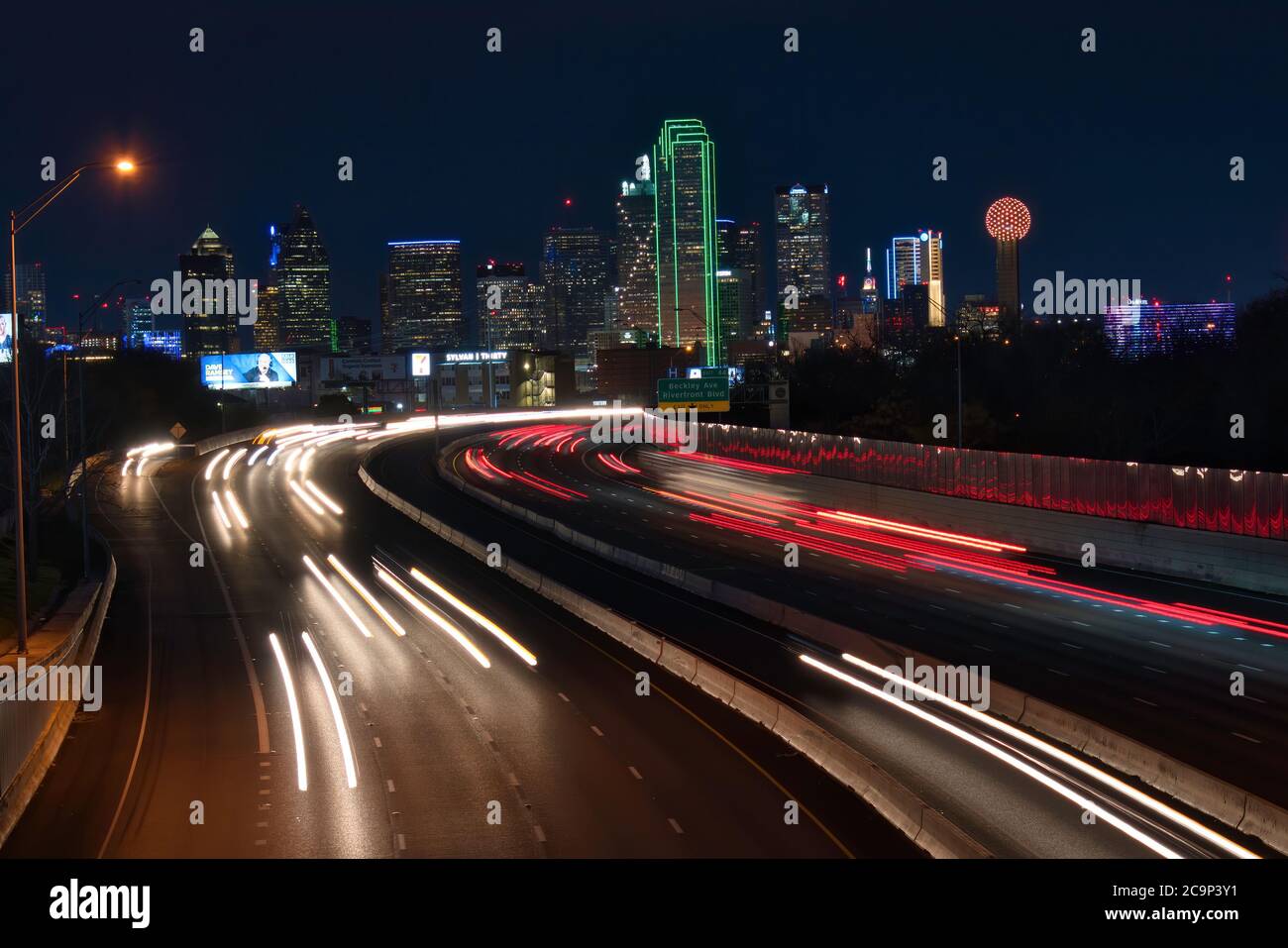 Skyline von Dallas bei Nacht mit Lichtwegen Stockfoto