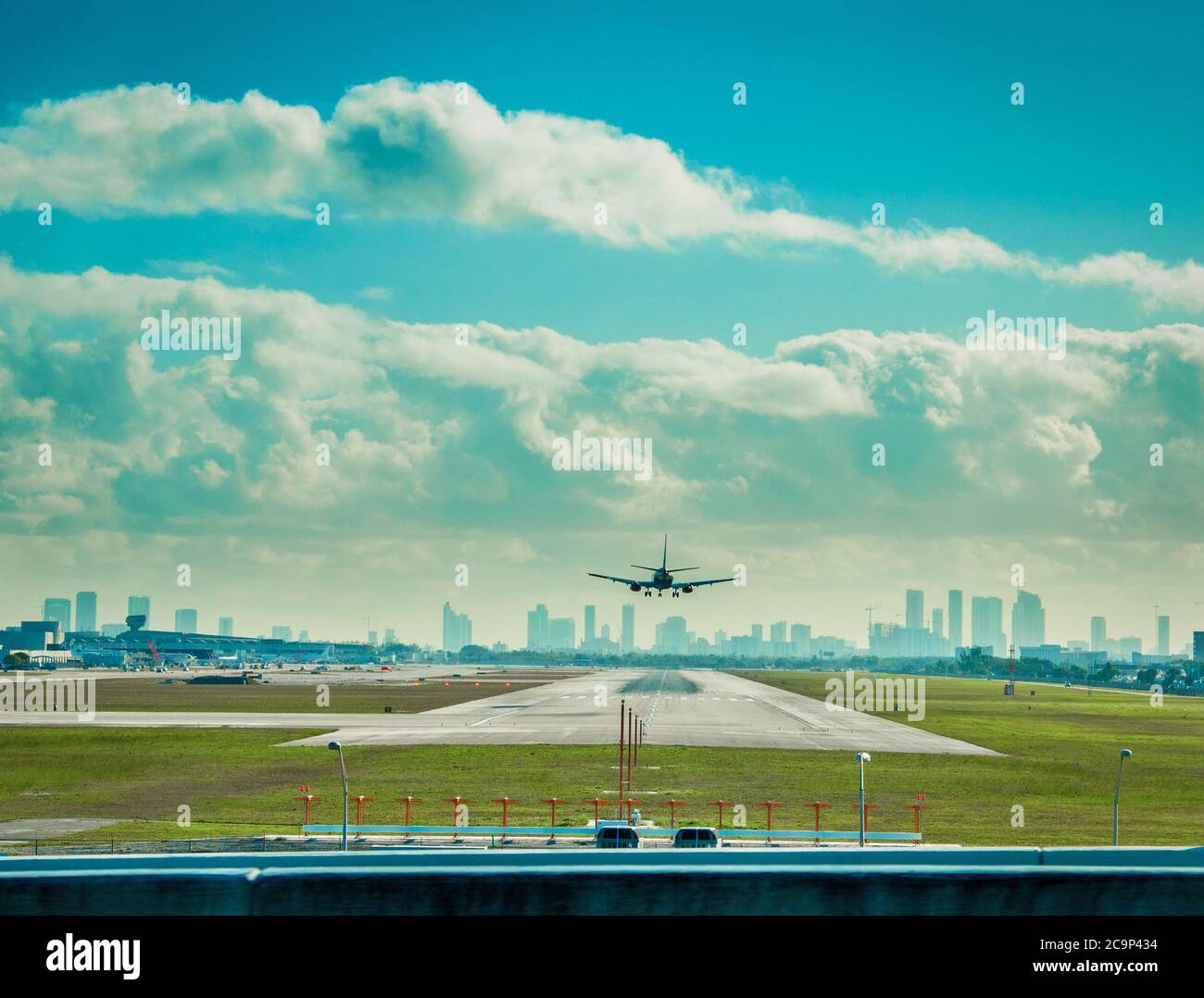 Flugzeug Landung in Fort Lauderdale International Flughafen. Südflorida, USA Stockfoto