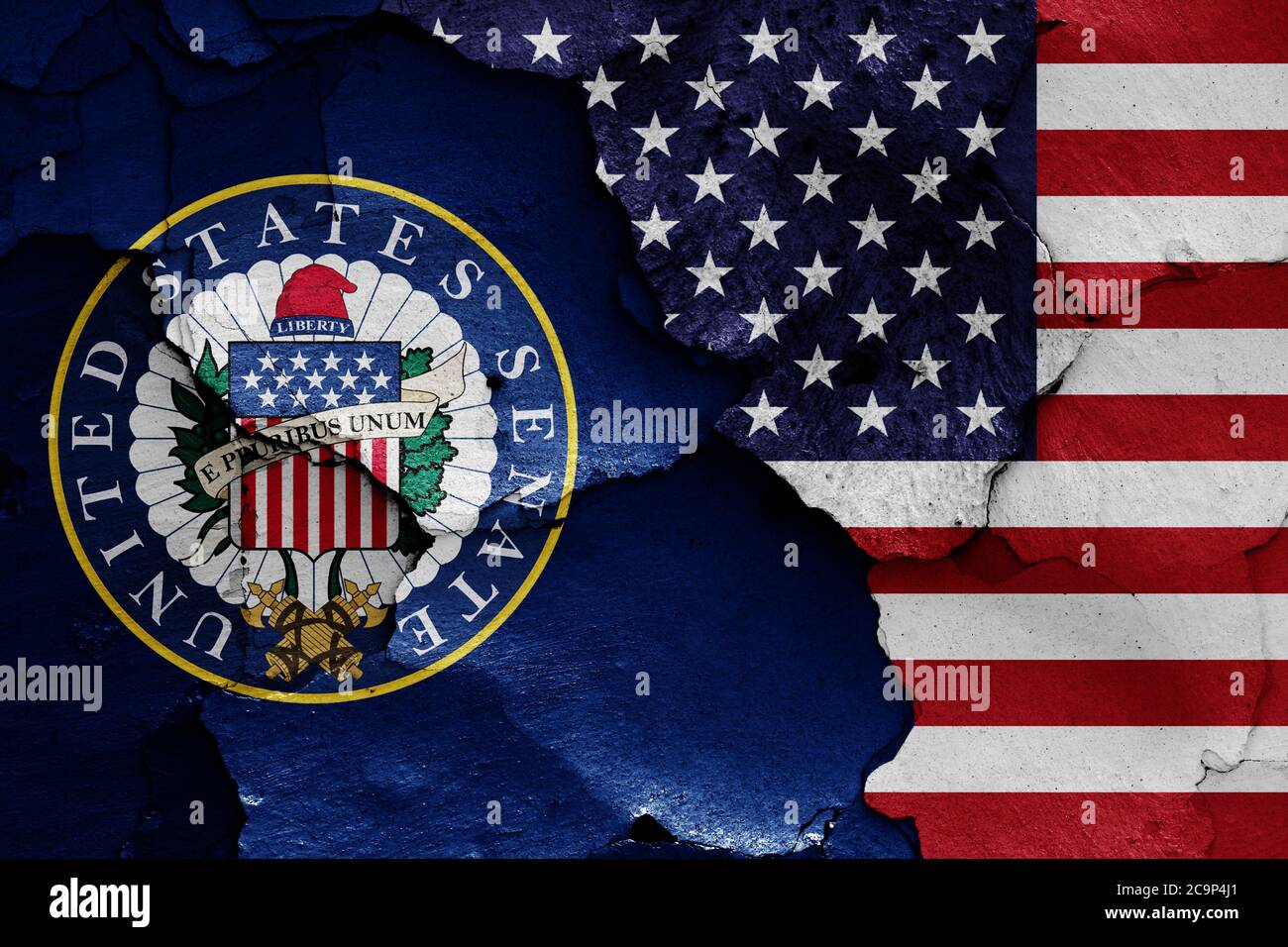 Flaggen des Senats der Vereinigten Staaten und der USA auf rissige Wand gemalt Stockfoto