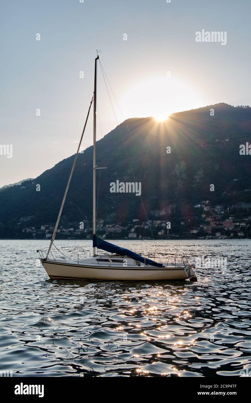 Segelboot auf dem Comer See (Lago di Como) vor dem Torno, kleines Dorf in Lecco, Italien, Europa Stockfoto