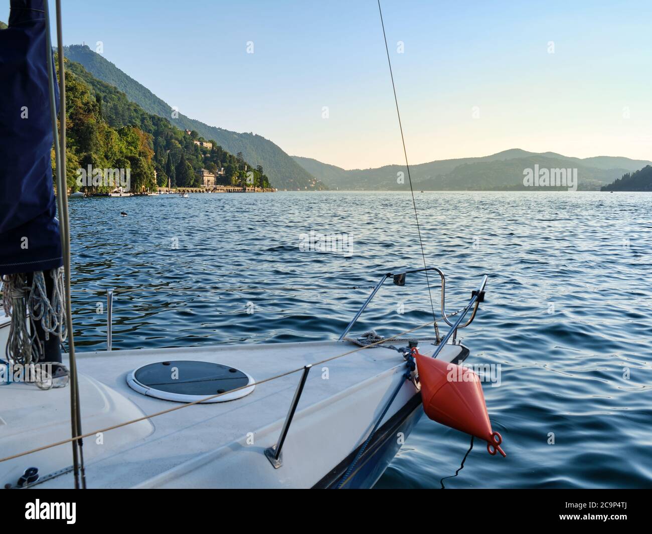 Segelboot auf dem Comer See (Lago di Como) vor dem Torno, kleines Dorf in Lecco, Italien, Europa Stockfoto